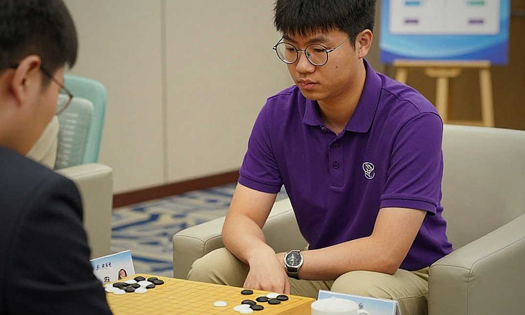 Prague 2026 trong ChessBase Magazine 225: bốn cái tên, hai mươi bảy ván ngắn và một tiêu đề không được thân bài xác nhận