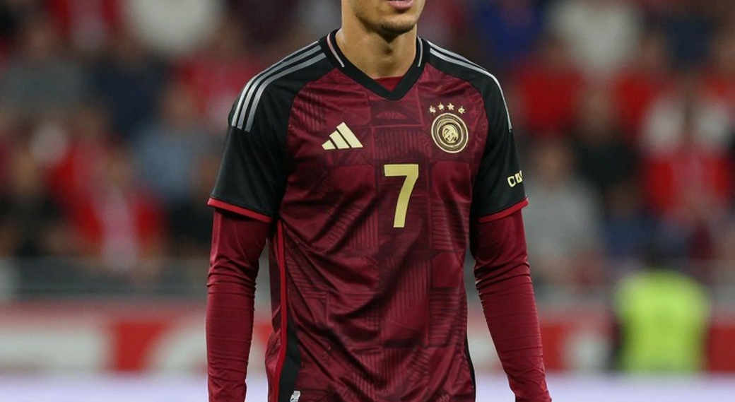 Nguyễn Xuân Sơn được thưởng SUV điện 600 triệu đồng sau danh hiệu Vua phá lưới ASEAN Cup 2026