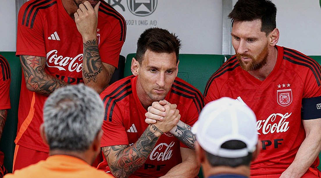 Huyền thoại Ochoa và đêm nhạc Grupo Firme ở Madrid: Khi bóng đá Mexico hòa nhịp cùng âm nhạc Sinaloa Huyền thoại Ochoa và đêm nhạc Grupo Firme ở Madrid: Khi bóng đá Mexico hòa nhịp cùng âm nhạc Sinaloa
